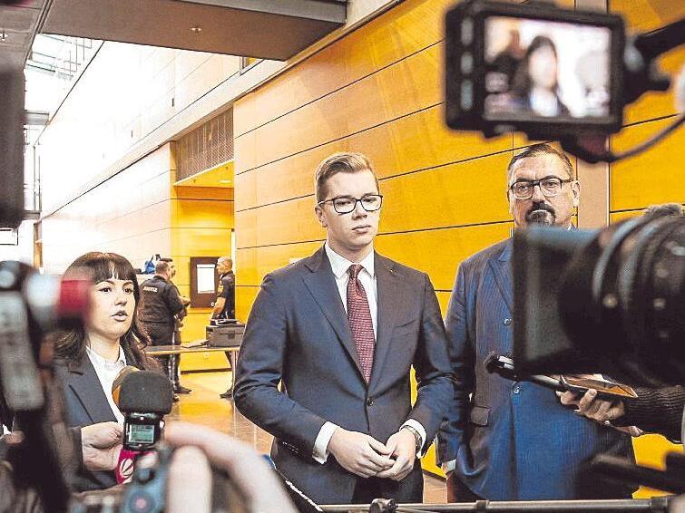 Unter gro&szlig;em &ouml;ffentlichen Interesse begann am Mittwoch in W&uuml;rzburg der Prozess gegen den AfD-Landtagsabgeordneten Daniel Halemba.