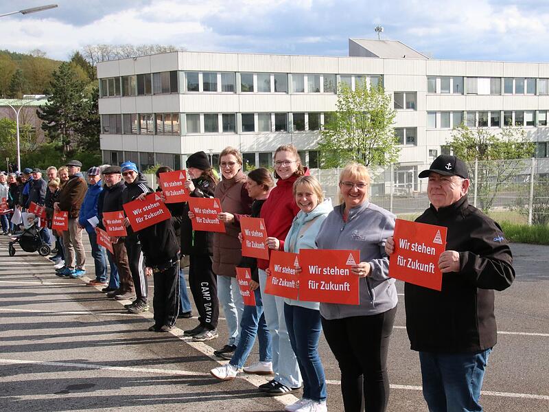 Mit einer Menschenkette haben Mitarbeiter und Bürger in Ebern 2024 für einen Zukunftsplan für das Valeo-Werk Ebern demonstriert. Mit einer Menschenkette haben Mitarbeiter und Bürger in Ebern 2024 für einen Zukunftsplan für das Valeo-Werk Ebern demonstriert.