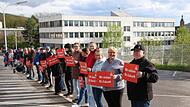 Mit einer Menschenkette haben Mitarbeiter und Bürger in Ebern 2024 für einen Zukunftsplan für das Valeo-Werk Ebern demonstriert. Mit einer Menschenkette haben Mitarbeiter und Bürger in Ebern 2024 für einen Zukunftsplan für das Valeo-Werk Ebern demonstriert.