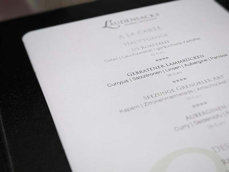 Das Gericht ist in ähnlicher Form auf der Speisekarte zu finden. Lediglich die aufwendige Soße wurde durch ein Auberginenpüree ersetzt.