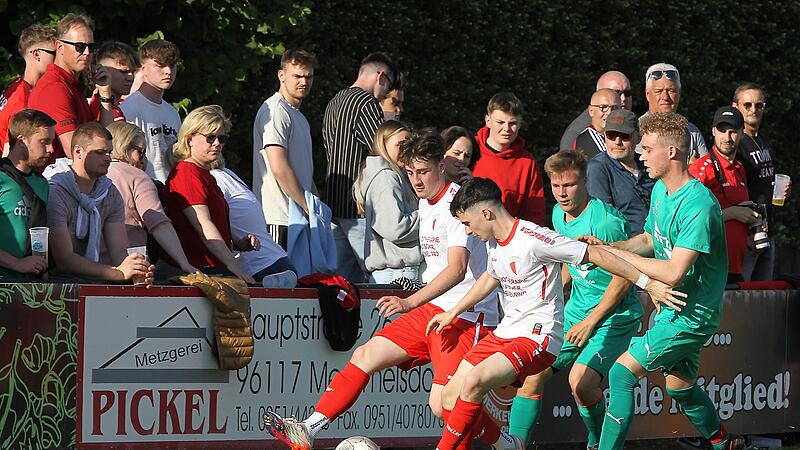 Die beiden Reichmannsdofer Tom H&uuml;mmer und  Lukas Nicola schirmen den Ball ab.