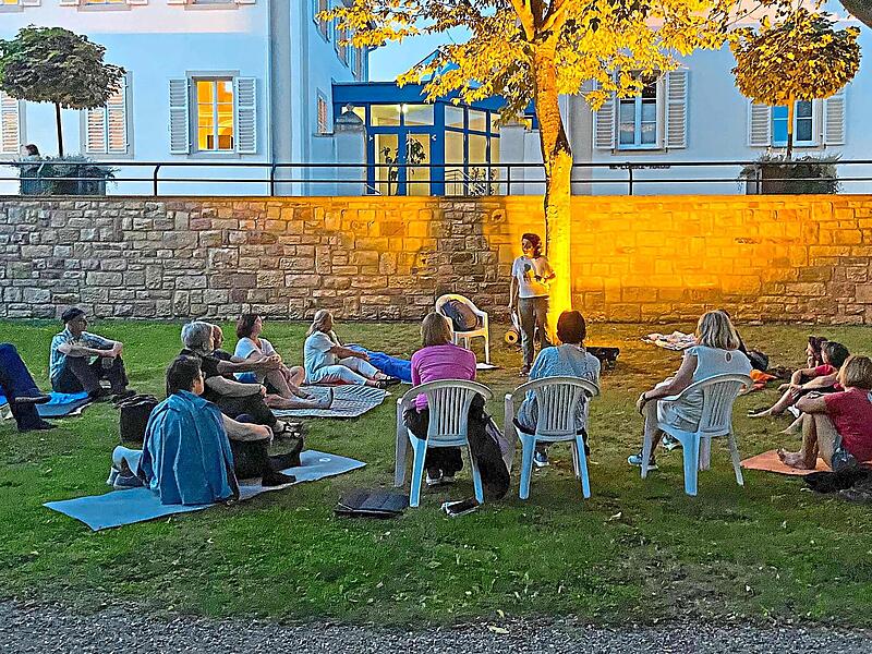 Bei der Bad Bockleter Nacht der Gesundheit erwartet die Besucherinnen und Besucher ein vielfältiges Angebot an kostenfreien Gesundheitskursen unter freiem Himmel. Staatsbad & Touristik Bad Bocklet GmbH /Linda Voll Bei der Bad Bockleter Nacht der Gesundheit erwartet die Besucherinnen und Besucher ein vielfältiges Angebot an kostenfreien Gesundheitskursen unter freiem Himmel. Staatsbad & Touristik Bad Bocklet GmbH /Linda Voll