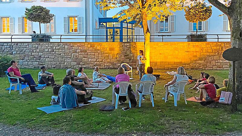 Bei der Bad Bockleter Nacht der Gesundheit erwartet die Besucherinnen und Besucher ein vielfältiges Angebot an kostenfreien Gesundheitskursen unter freiem Himmel. Staatsbad & Touristik Bad Bocklet GmbH /Linda Voll Bei der Bad Bockleter Nacht der Gesundheit erwartet die Besucherinnen und Besucher ein vielfältiges Angebot an kostenfreien Gesundheitskursen unter freiem Himmel. Staatsbad & Touristik Bad Bocklet GmbH /Linda Voll