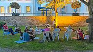 Bei der Bad Bockleter Nacht der Gesundheit erwartet die Besucherinnen und Besucher ein vielf&auml;ltiges Angebot an kostenfreien Gesundheitskursen unter freiem Himmel.  Staatsbad & Touristik Bad Bocklet GmbH /Linda Voll