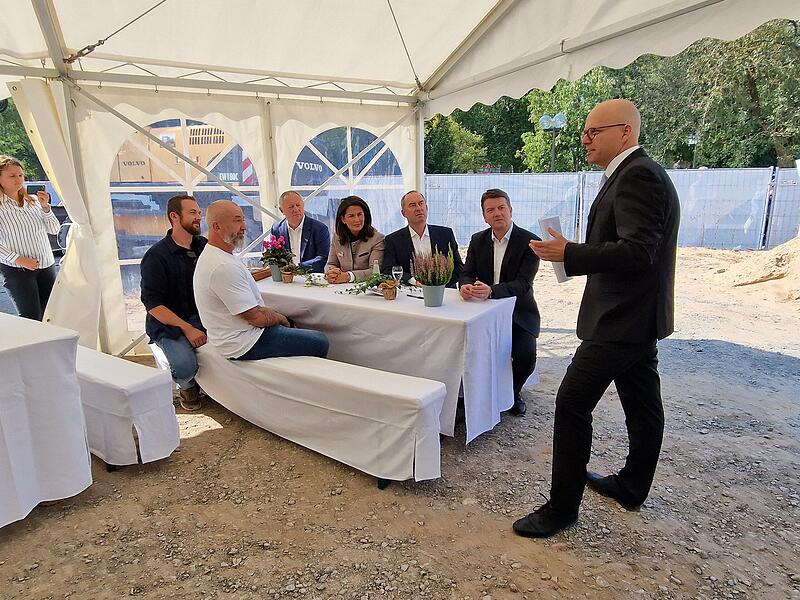 Bad Kissingens Oberbürgermeister Dirk Vogel (rechts) freut sich, dass die städtebauliche Lücke durch den Neubau des 4-Sterne-Superior-Hotels "Sonnenhof Bad Kissingen" geschlossen werden wird. Die nötigen Fördermittel kommen vom Freistaat Bayern. Das Bild zeigt von links: Jochen Manhardt, Robert Manhardt, Landrat Thomas Bold, Bayerns Landwirtschaftsministerin Michaela Kaniber, Bayerns Wirtschaftsminister Hubert Aiwanger und Staatssekretär Sandro Kirchner. Bad Kissingens Oberbürgermeister Dirk Vogel (rechts) freut sich, dass die städtebauliche Lücke durch den Neubau des 4-Sterne-Superior-Hotels "Sonnenhof Bad Kissingen" geschlossen werden wird. Die nötigen Fördermittel kommen vom Freistaat Bayern. Das Bild zeigt von links: Jochen Manhardt, Robert Manhardt, Landrat Thomas Bold, Bayerns Landwirtschaftsministerin Michaela Kaniber, Bayerns Wirtschaftsminister Hubert Aiwanger und Staatssekretär Sandro Kirchner.