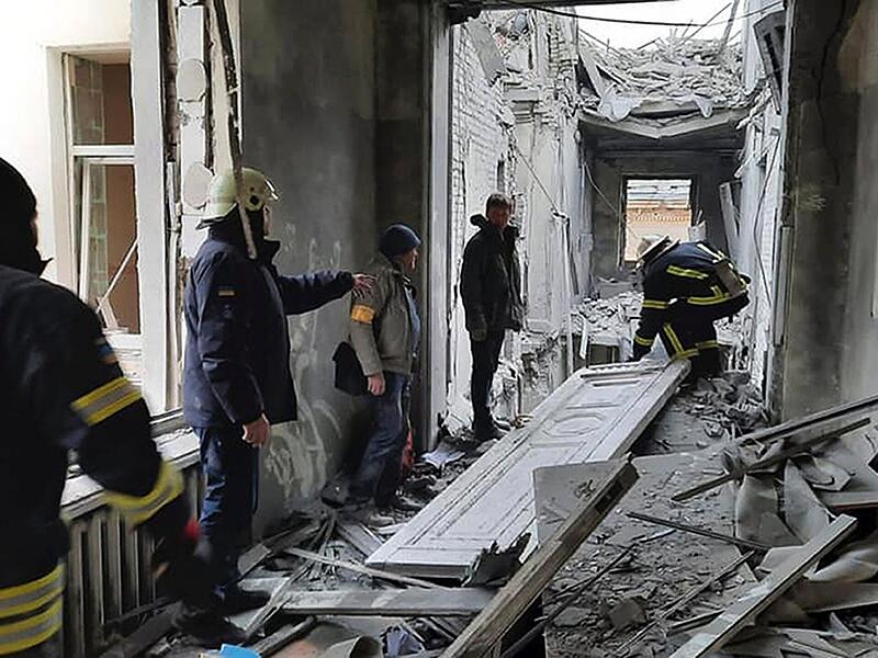Dieses vom ukrainischen Rettungsdienst veröffentlichte Foto zeigt Mitarbeiter des Rettungsdienstes, die die Schäden im Rathaus in Charkiw begutachten. Russische Soldaten beschossen am Dienstagmorgen zivile Ziele  in der zweitgrößten Stadt der Ukraine mit Granaten, berichtet die Deutsche Presseagentur (dpa).
