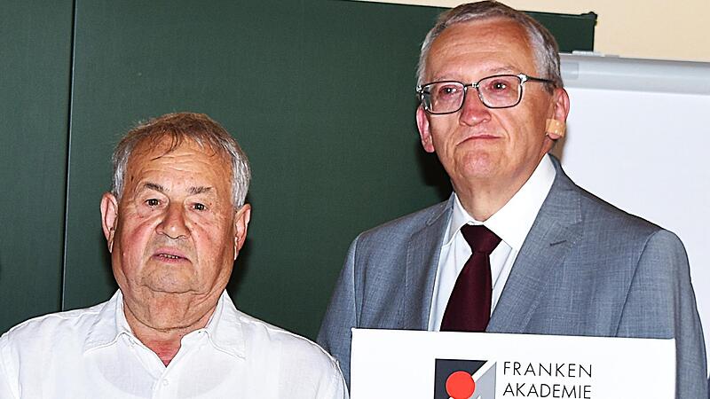 Bei einer Festveranstaltung der Franken-Akademie Schney ist Heinz G&auml;rtner (l.) der Hermann-M&uuml;ller-Franken-Preis in Anerkennung seines besonderen Einsatzes f&uuml;r das demokratische Miteinander verliehen worden. Mit im Bild G&uuml;nter Dippold, der Vorsitze...