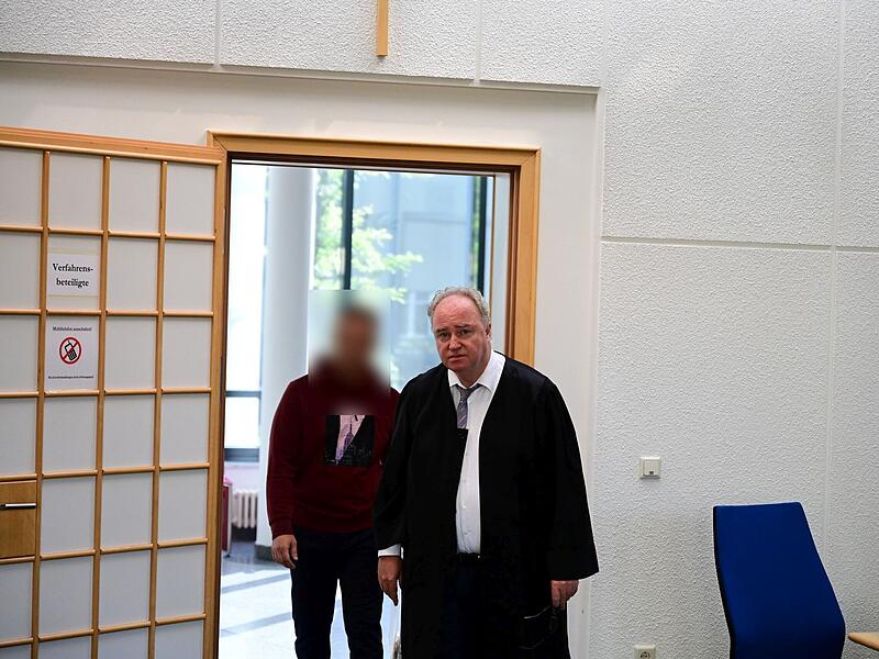 Der Angeklagte und sein Verteidiger Dr. Thomas Heil aus Frankfurt am Main betreten den Gerichtssaal