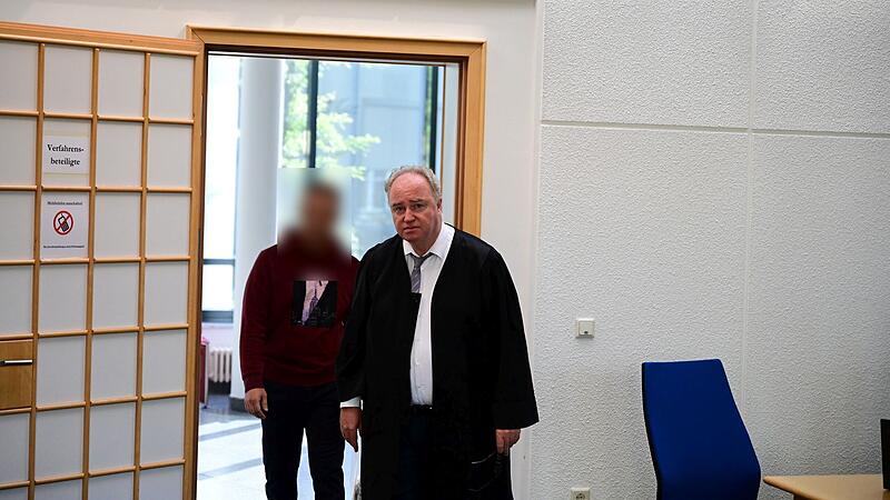 Der Angeklagte und sein Verteidiger Dr. Thomas Heil aus Frankfurt am Main betreten den Gerichtssaal