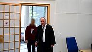 Der Angeklagte und sein Verteidiger Dr. Thomas Heil aus Frankfurt am Main betreten den Gerichtssaal