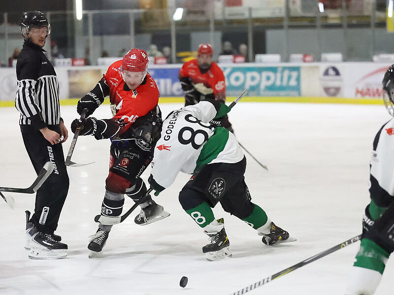Ha&szlig;furts Michael Breyer (links) beim Zweikampf mit Mitterteichs Lukas Zellner.