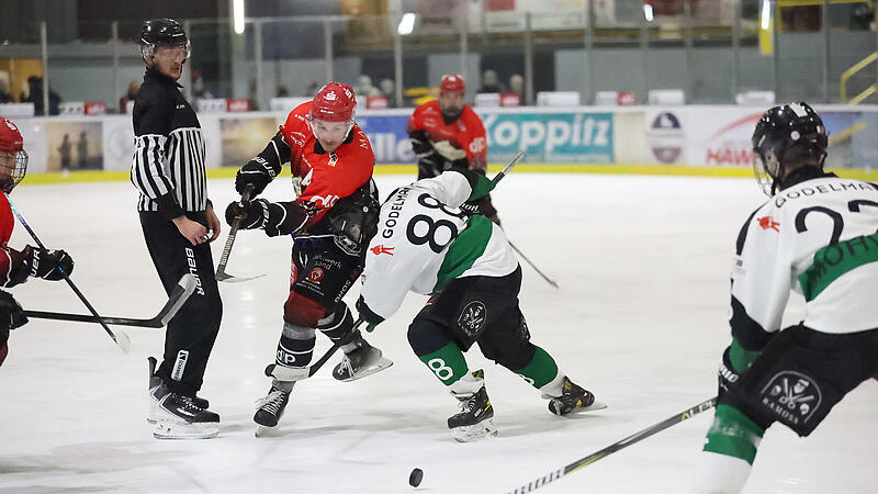 Ha&szlig;furts Michael Breyer (links) beim Zweikampf mit Mitterteichs Lukas Zellner.