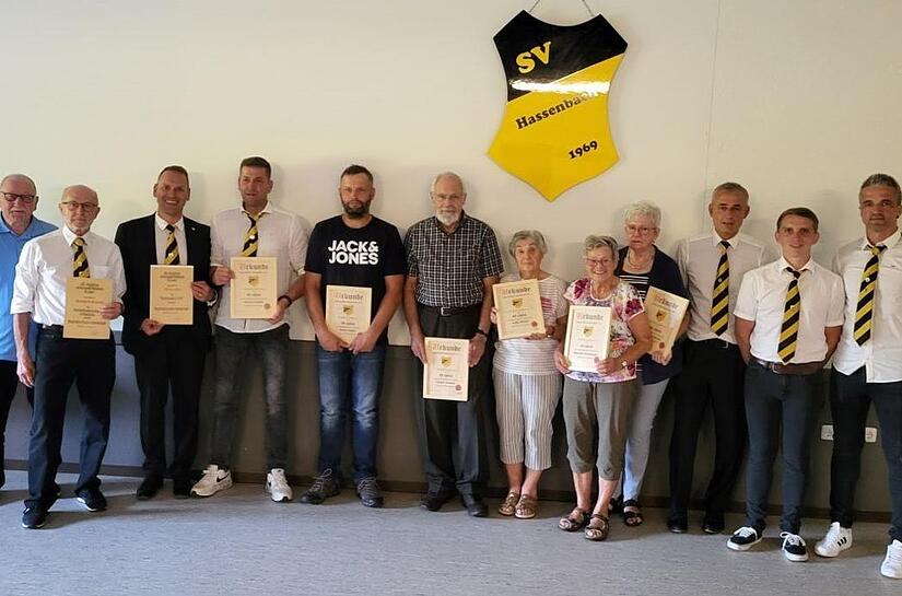 Unser Bild zeigt die Geehrten (von links): Rainer Werner, Reinhold Schmitt, Mario Götz, Bernd Günther, Armin Vogler, Hubert Schenk, Anita Straub, Mathilde Nürnberger, Gertrud Straub, Michael Schmitt, Dominik Metz und Oliver Hofmann.