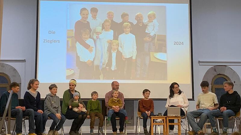 90 Minuten berichteten beim MittwochsTALK in Hammelburg alle Zieglers auf der Bühne aus ihrem Leben. Da staunte nicht nur Moderatorin Maria Albrecht-Martin (3.v.r.).