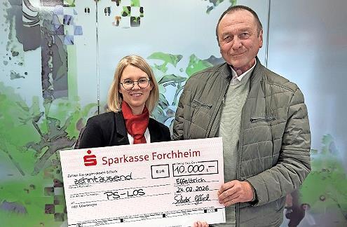 Katja Krickau freut sich f&uuml;r ihren Kunden und &uuml;berreichte einen symbolischen Scheck an den gl&uuml;cklichen Gewinner Rainer Sperl.