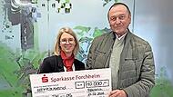 Katja Krickau freut sich f&uuml;r ihren Kunden und &uuml;berreichte einen symbolischen Scheck an den gl&uuml;cklichen Gewinner Rainer Sperl.