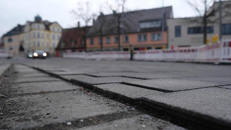 Die Pflasterarbeiten lassen zu w&uuml;nschen &uuml;brig. Die Stadt verweist darauf, dass der Paradeplatz immer noch Baustelle ist.Forchheim & Fr&auml;nkische Schweiz