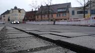 Die Pflasterarbeiten lassen zu wünschen übrig. Die Stadt verweist darauf, dass der Paradeplatz immer noch Baustelle ist.Forchheim & Fränkische Schweiz Die Pflasterarbeiten lassen zu wünschen übrig. Die Stadt verweist darauf, dass der Paradeplatz immer noch Baustelle ist.Forchheim & Fränkische Schweiz