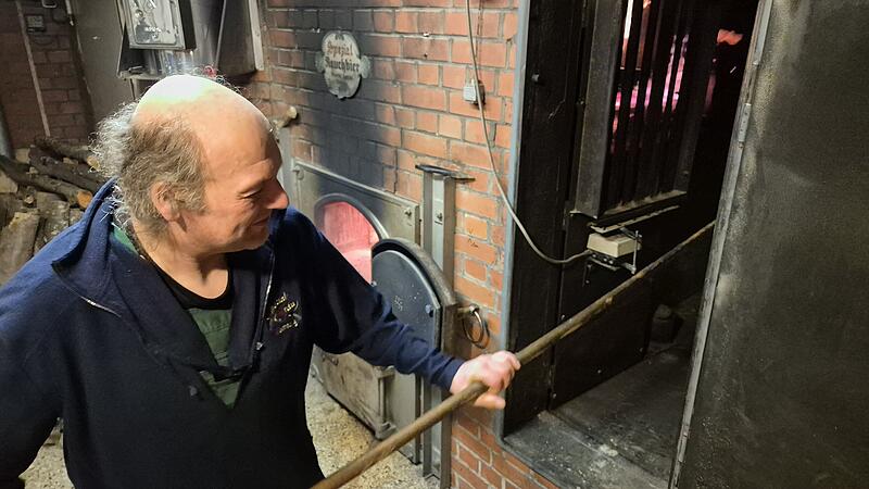 In der Bamberger Brauerei Spezial wird das Rauchmalz selbst hergestellt: Der Darre-Ofen wird seit jeher mit Buchenholz befeuert. In der Bamberger Brauerei Spezial wird das Rauchmalz selbst hergestellt: Der Darre-Ofen wird seit jeher mit Buchenholz befeuert.