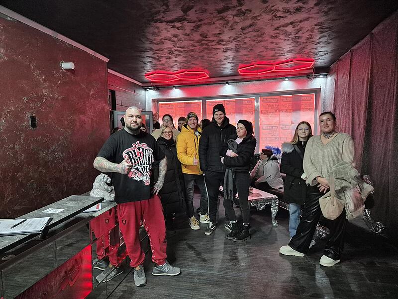 Björn Siegling mit seinen ersten sechs Kunden im neuen Laden in Bad Kissingen. Björn Siegling mit seinen ersten sechs Kunden im neuen Laden in Bad Kissingen.