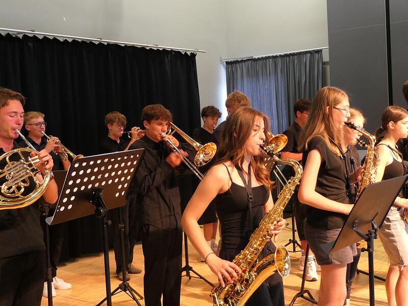 Die schuleigene Bigband umrahmte die Abiturfeier musikalisch und brachte die erfolgreichen Absolventen, die gut gelaunten Lehrer und die stolzen Eltern in Stimmung.