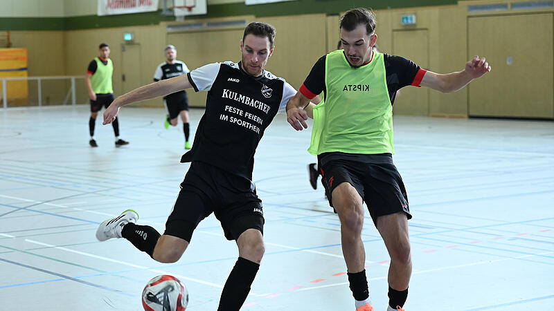 Auch die DJK Weinsgarts (schwarze Trikots) und der BSC Erlangen schafften es ins Viertelfinale des TKV-Cup. Die Partien gibt es in unseren Video-Highlights.