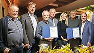 Bei der Ehrung (v. l.): Wilfried Kirsch (Ortsvorsitzender der CSU Wolfsberg ), Landrat Hermann Ulm, Landratskandidat Oliver Flake, Staatssekretärin Dr. Silke Launert, Friedrich Dümler (Gründer des Familienhotels Friedrichshof in Hundsdorf) sowie C...
