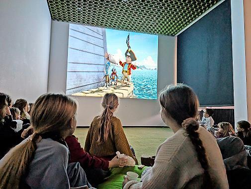 Liegend, sitzend oder gem&uuml;tlich beisammen: Die Kinder tauchten beim Kids Kino in die Welt von &bdquo;K&auml;pt&rsquo;n Sharky&ldquo; ein.