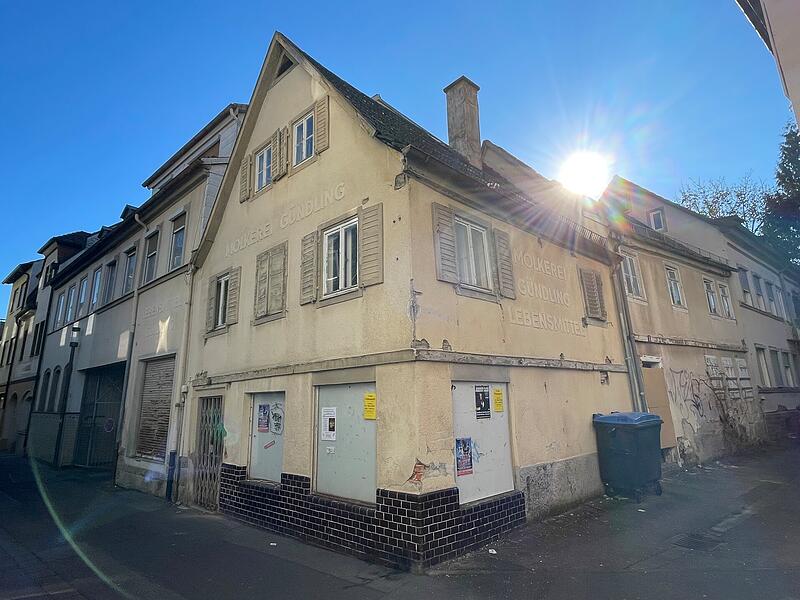 Weidgasse Bad Kissingen Die Weidgasse bietet keinen schönen Anblick. Auf der westlichen Seite finden sich mehrere Wohn- und Geschäftshäuser, die seit Jahren leerstehen und verfallen. Für die Molkerei Gündling und angrenzende Gebäude (5 bis 9) gibt es fortgeschrittene Pläne und eine gültige Baugenehmigung. Ein Baustart ist dennoch nicht in Sicht.