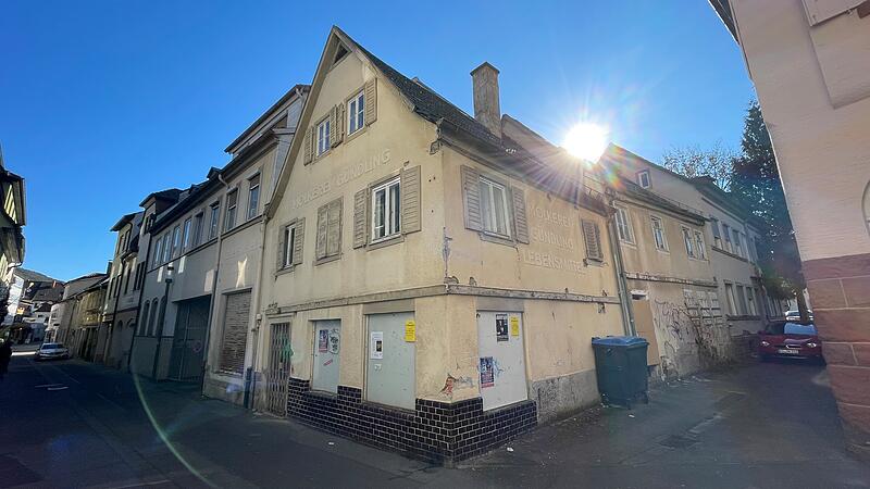 Die Weidgasse bietet keinen sch&ouml;nen Anblick. Auf der westlichen Seite finden sich mehrere Wohn- und Gesch&auml;ftsh&auml;user, die seit Jahren leerstehen und verfallen. F&uuml;r die Molkerei G&uuml;ndling und angrenzende Geb&auml;ude (5 bis 9) gibt es fortgeschrittene Pl&auml;ne und eine g&uuml;ltige Baugenehmigung. Ein Baustart ist dennoch nicht in Sicht.