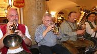 Bernhard Schwab (Zweiter von links), früher ein Gesicht der „Candys“ und der Stadtjugendkapelle, verstärkte kurzfristig und spontan die Gruppe der „Heckenmusikanten“.