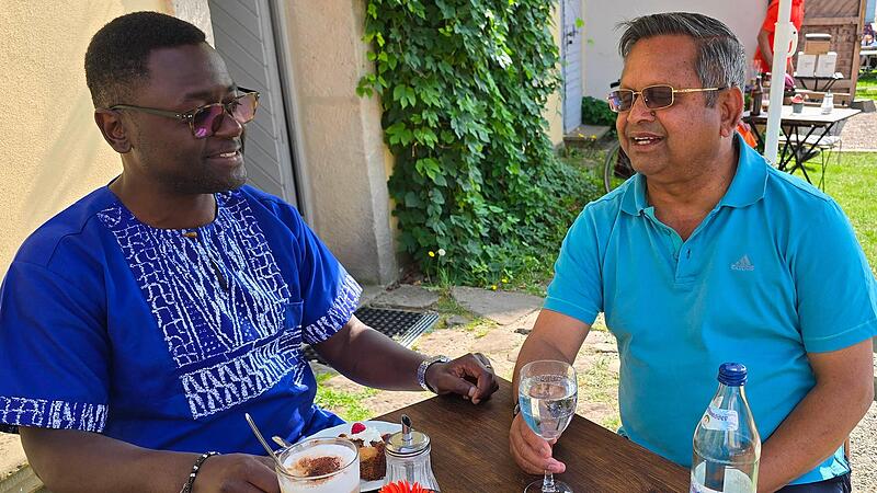 Abbé Christian Bouwé und Pfarrer Jeremias George treffen sich im Hofcafé in Adelsdorf zu einem Gespräch. Abbé Christian Bouwé und Pfarrer Jeremias George treffen sich im Hofcafé in Adelsdorf zu einem Gespräch.