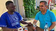 Abbé Christian Bouwé und Pfarrer Jeremias George treffen sich im Hofcafé in Adelsdorf zu einem Gespräch. Abbé Christian Bouwé und Pfarrer Jeremias George treffen sich im Hofcafé in Adelsdorf zu einem Gespräch.