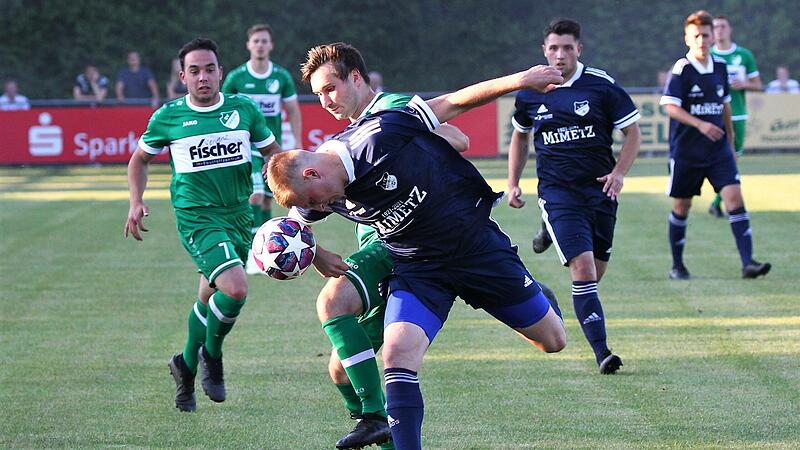 Mit vollem Risiko geht der Mitwitzer Moritz Büttner (blaues Trikot) vor dem Friesener Hannes Nützel mit dem Kopf zum Ball.