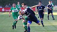 Mit vollem Risiko geht der Mitwitzer Moritz Büttner (blaues Trikot) vor dem Friesener Hannes Nützel mit dem Kopf zum Ball. Mit vollem Risiko geht der Mitwitzer Moritz Büttner (blaues Trikot) vor dem Friesener Hannes Nützel mit dem Kopf zum Ball.