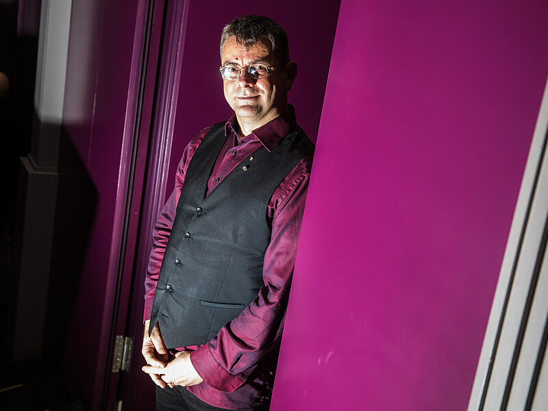 Jochen Neurath hat den Kulturförderpreis 2025 der Stadt Bamberg erhalten. Die Verleihung fand im E.T.A.-Hoffmann-Theater statt.