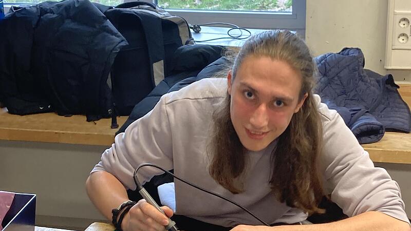 Samuel beim digitalen Zusammenbau Samuel beim digitalen Zusammenbau