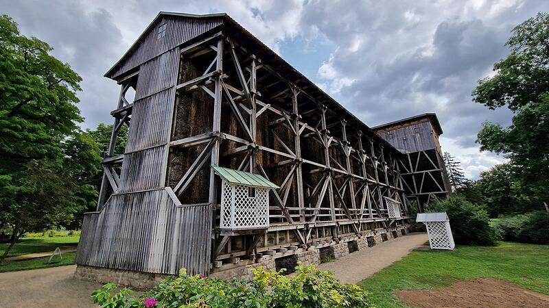 Zwei Jahre werden die Bad Kissinger auf ihr Gradierwerk verzichten m&uuml;ssen. Der Abriss begann im Herbst 2024.
