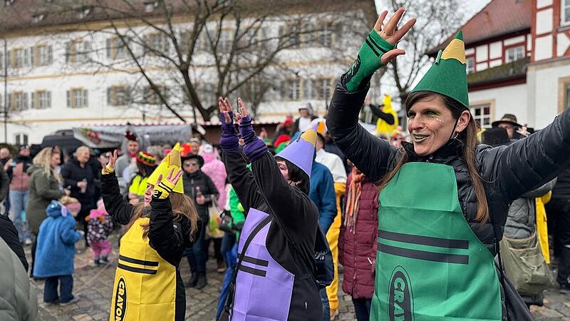 Das war los beim Faschingstreiben in HerzogenaurachDas war los beim Faschingstreiben in Herzogenaurach Bei frischen 5 Grad und ein paar Regentropfen feierten die Herzogenauacher beim Faschingstreiben auf dem Marktplatz.