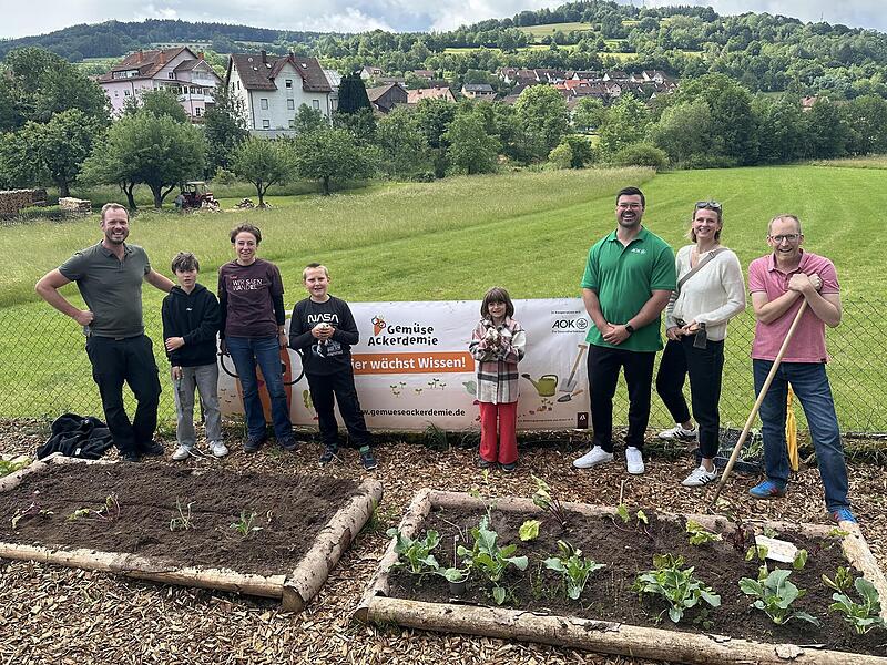 Unser Bild entstand bei einer Pflanzaktion und zeigt (von links): Betreuungslehrer Florian Probeck, Tom, Yvonne Koch von Acker e.V., Mason und Liana, Patrick Heusinger (TL Markt und & Gesundheit AOK Schweinfurt), Anke Grimm, Fachbetreuerin Markt u...
