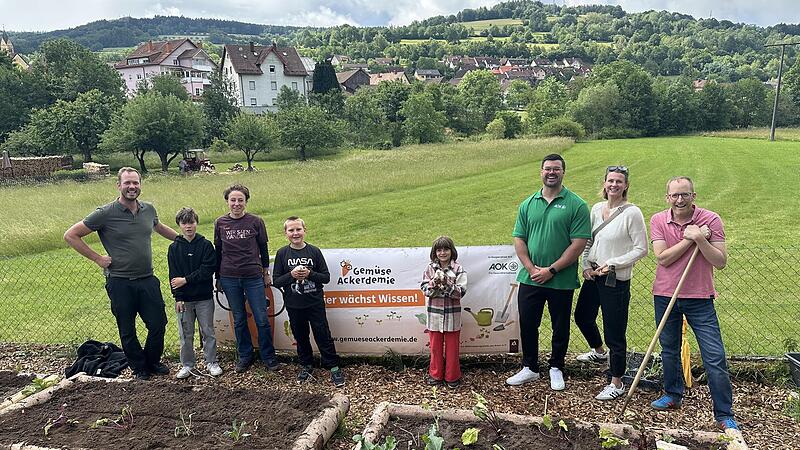 Unser Bild entstand bei einer Pflanzaktion und zeigt (von links): Betreuungslehrer Florian Probeck, Tom, Yvonne Koch von Acker e.V., Mason und Liana, Patrick Heusinger (TL Markt und & Gesundheit AOK Schweinfurt), Anke Grimm, Fachbetreuerin Markt u...