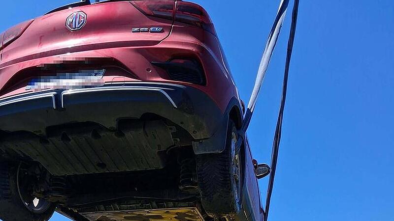 Spektakulärer Unfall bei Adelsdorf: Auto landet in Weiher Spektakulärer Unfall bei Adelsdorf: Auto landet in Weiher