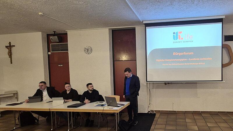 Professor Markus Brautsch (r., stehend) bei der Pr&auml;sentation der Ergebnisse des Energienutzungsplanes.