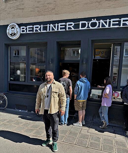 Hivar Saeeid (hier vor seinem Laden in Nürnberg) eröffnet im April 2025 in der Bamberger Luitpoldstraße eine „Original Berliner Döner"-Filiale.