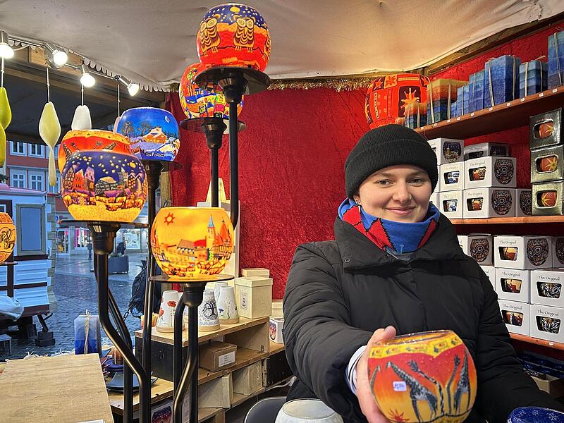 Coburger Weihnachtsmarkt 2023: Charlotte Müller verkauft allerlei Kerzen. Coburger Weihnachtsmarkt 2023: Charlotte Müller verkauft allerlei Kerzen.