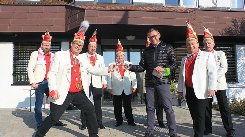 B&uuml;rgermeister Ludwig Wahl &uuml;berreicht den Schl&uuml;ssel der Stadt an den Karnevalsverein &bdquo;Besenbinder&ldquo;.