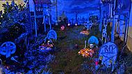 Halloween-Haus in Volkach: Bei Nacht sieht alles noch gruseliger aus. Neben dem Haus grüßen Plastik-Skelette vom "Friedhof".