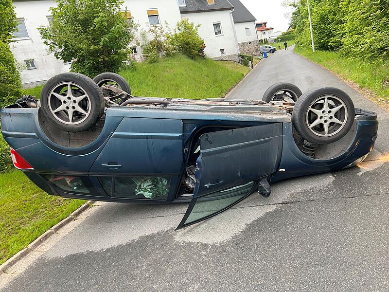 Auto &uuml;berschl&auml;gt sich