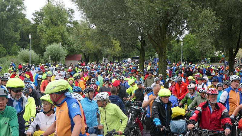 Wo geht es hier zum Weinfest? Die Radltour rastet in Sand.