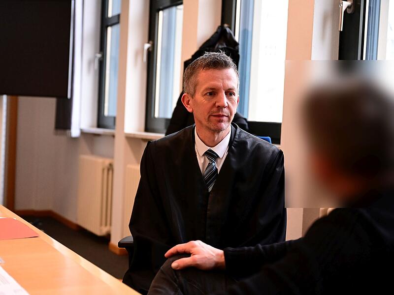 Rechtsanwalt Holger Zebisch aus Erlangen und der Angeklagte